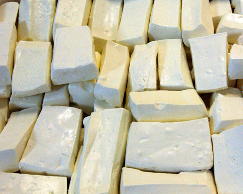 Frue, detto anche casu axedu: formaggio a pasta fresca o stagionato e conservato in salamoia. Si presenta in forma di piccoli parallelepipedi irregolari.