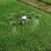 Drone in volo su campo